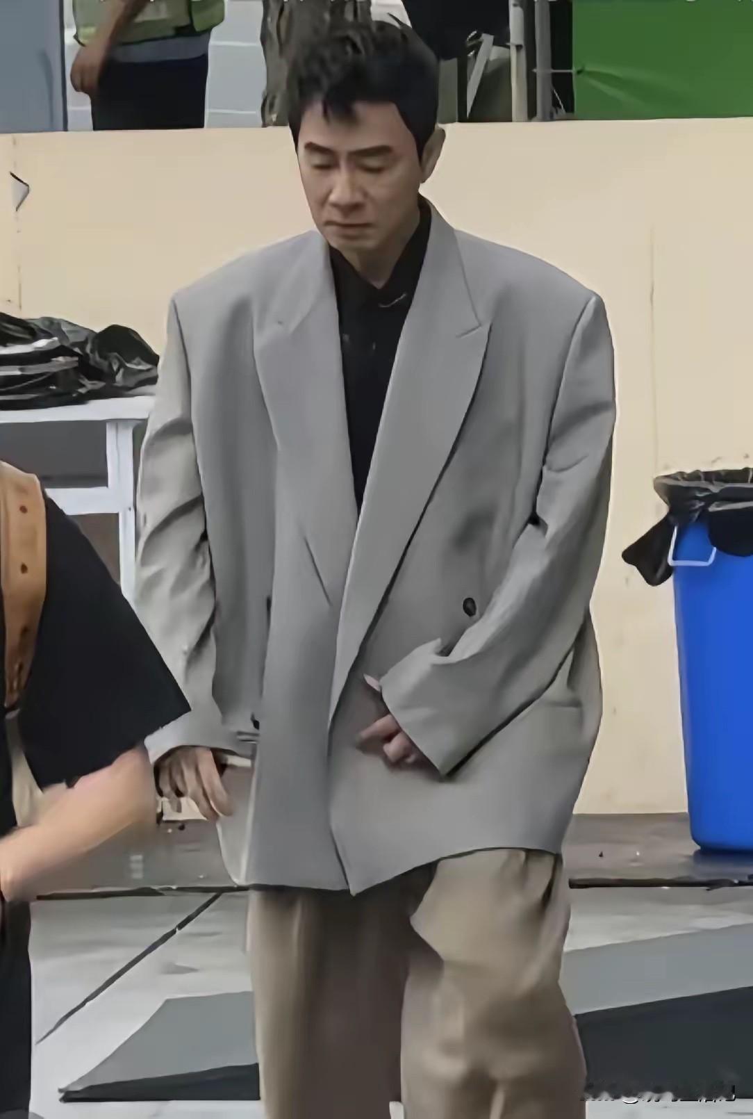 男明星穿的这身衣服，不是是30年前的老款吧[捂脸]