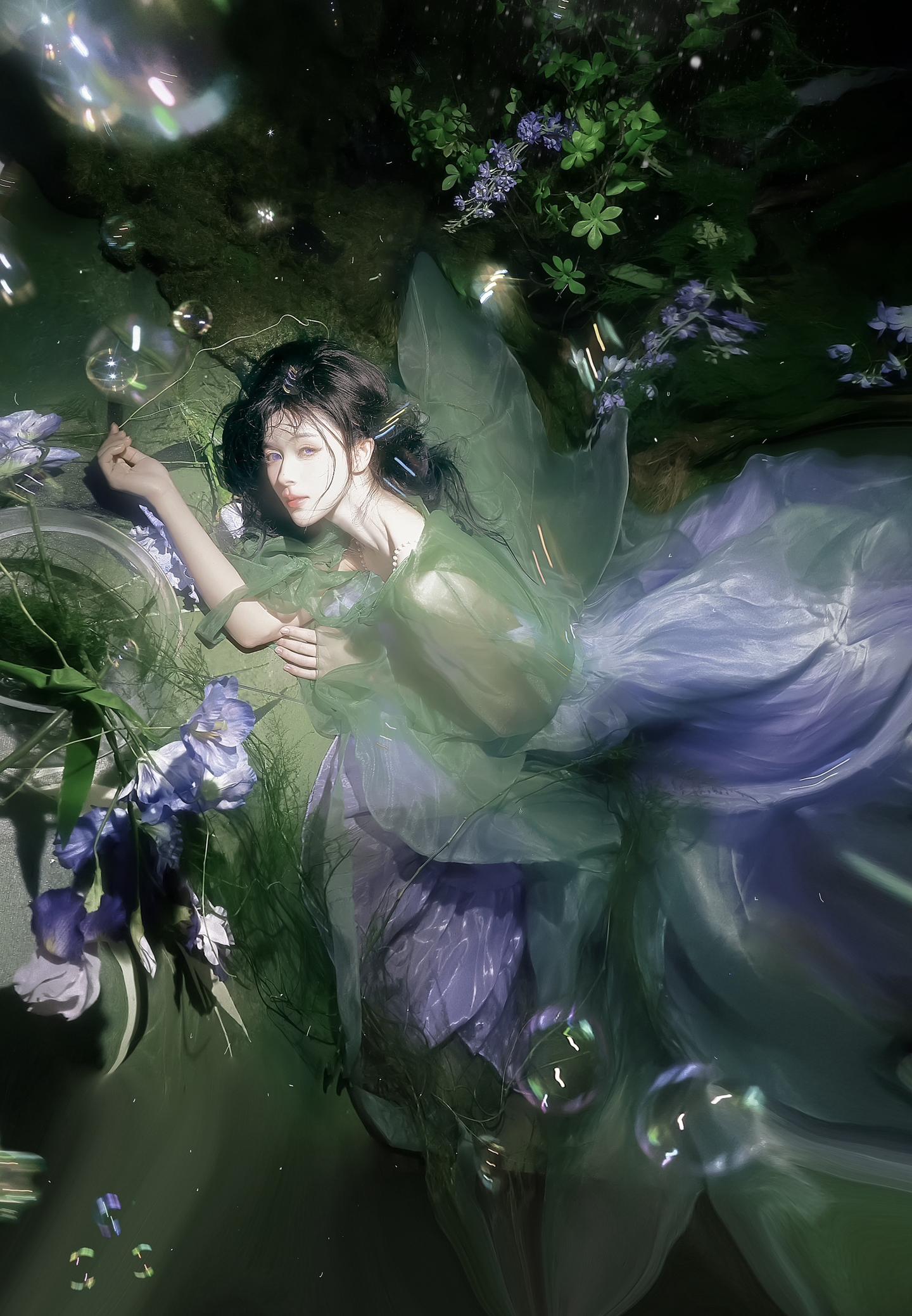 她好像湿漉漉的紫色鸢尾花。