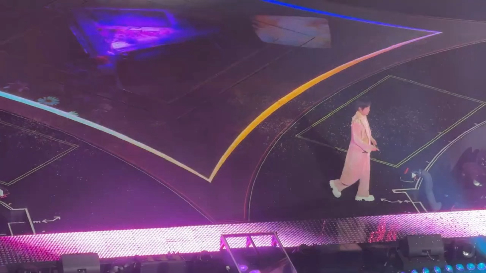 阿信摔下舞台 OMG 还好人没事🙏 