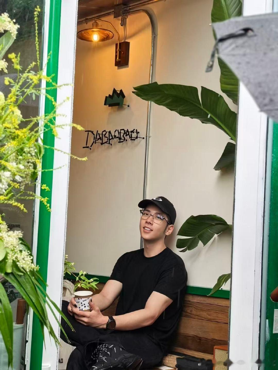 咖啡店偶遇石头做店长偶遇石头咖啡店做店长 线下探店惊喜撞见石头打理咖啡店，起初险