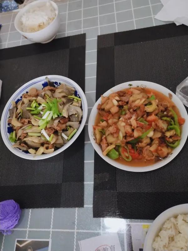 人可不可以一天只吃两顿饭，这得因人而异。对不少人来说，一天吃两顿没问题，像早餐和