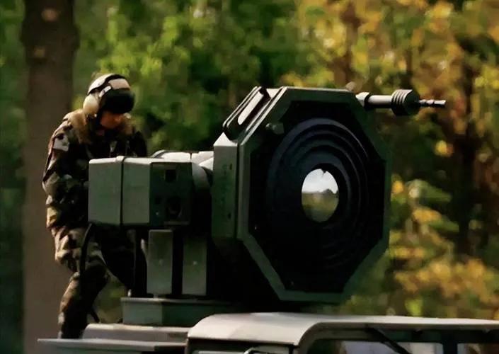 特朗普一边大力推销美国主导的“和平委员会”圈钱，一边炫耀美国具有世界独一无二的致