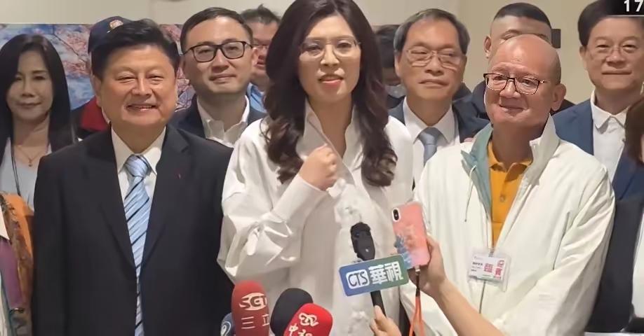 国民党主席郑丽文今（12日）下午17:05抵达桃园机场。国民党立院党团总召傅坤琪