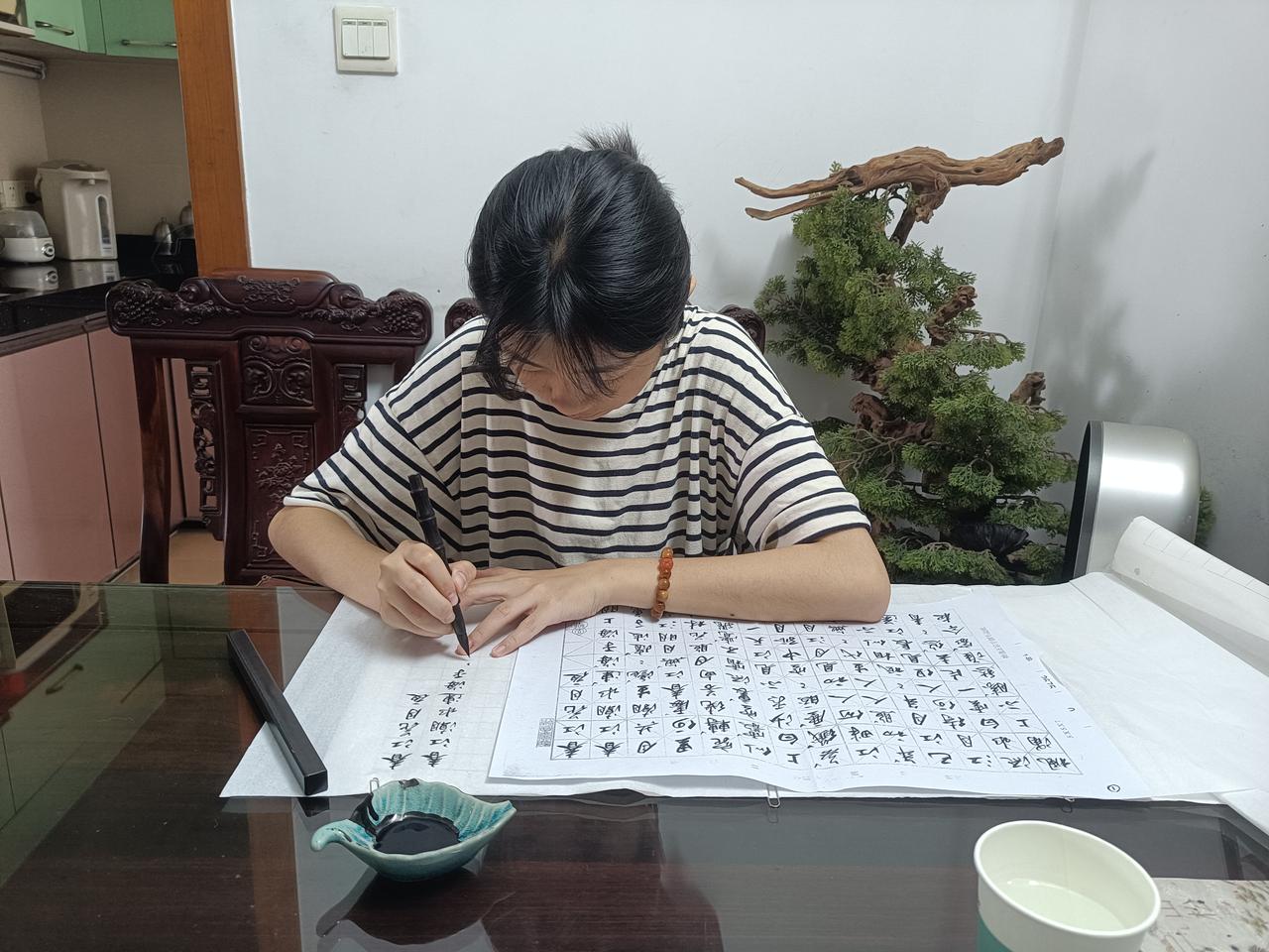 书法学生、广铁一中高三高雨乔，参加高考完毕，昨天下午又来上书法课了，第一次写小行