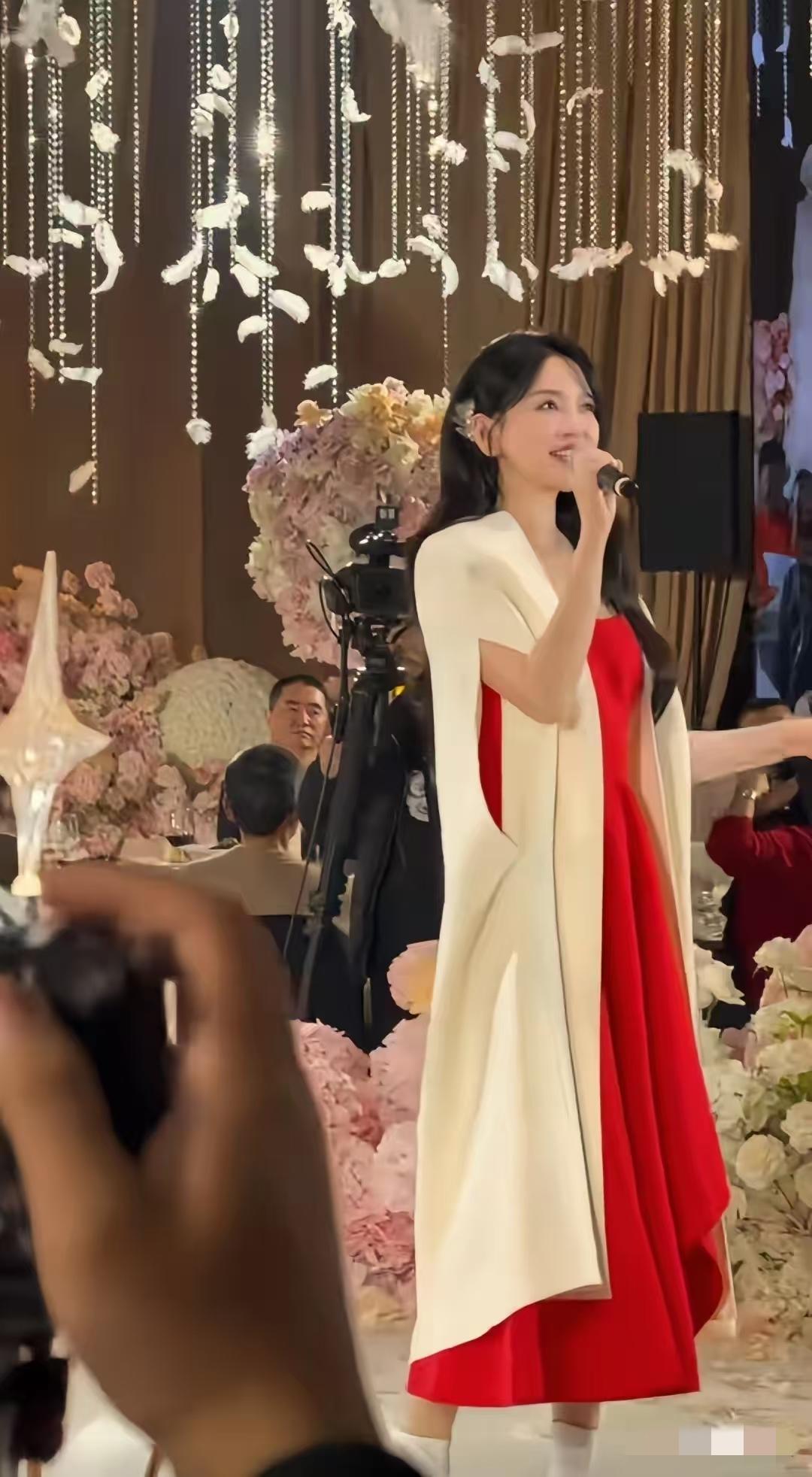 这家人可真有钱，婚礼请金莎来唱歌。
江苏南通的一户人家在结婚的典礼上请来了金莎，