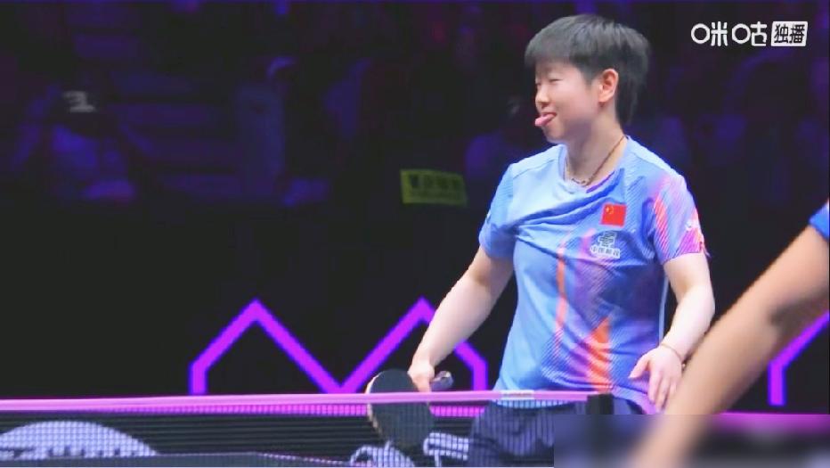 3比0横扫好友，孙颖莎迪亚兹球场互吐舌头还拥抱，这哪是比赛？！
 
她俩生日只差