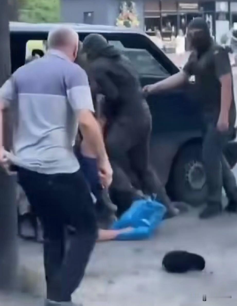 乌克兰这种暴力的强拉硬拽的征兵方式，不知道有多少被强行拉去充当炮灰的乌克兰壮丁，