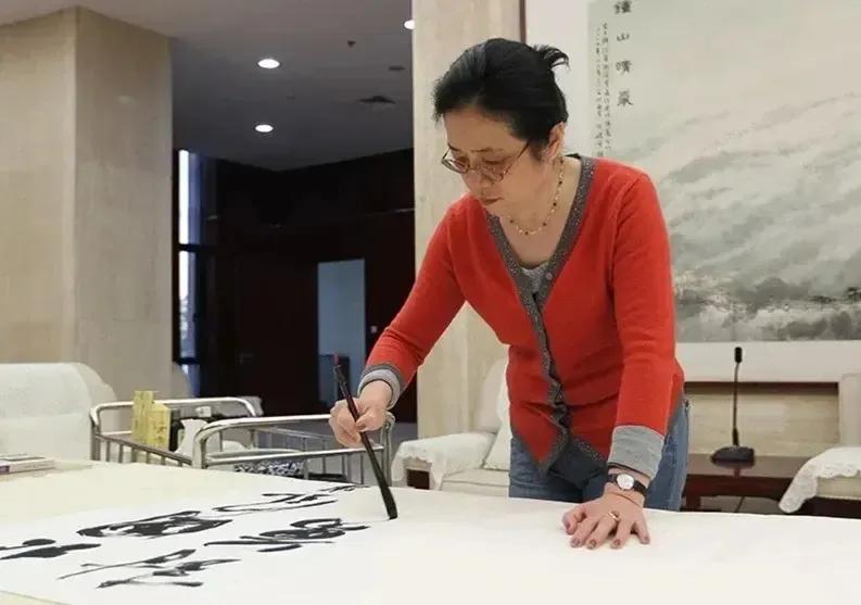 孙晓云斩获兰亭奖书法作品你们见过吗？这幅八字大字榜书作品，孙晓云凭借深厚的书法功