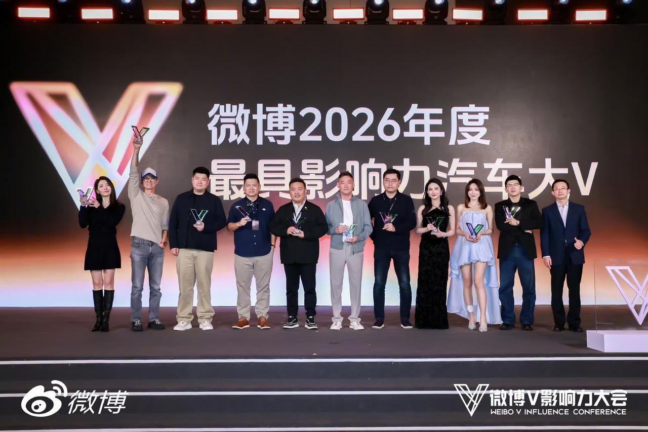 这你受得了吗？陈震和韩路两个人，竟然站在一个台上！

今天是隔壁平台年度最具影响