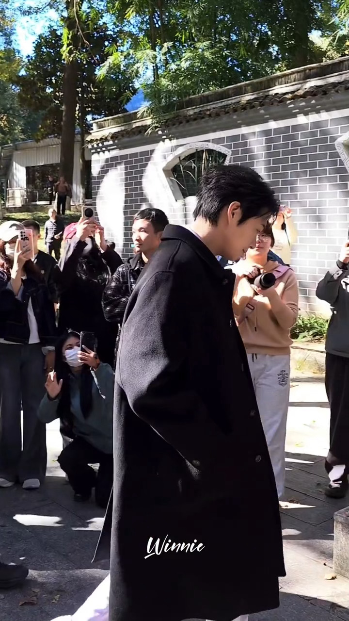 背景音完全演我….大勋哥所到之处必有“好帅啊”魏大勋大衣配西装