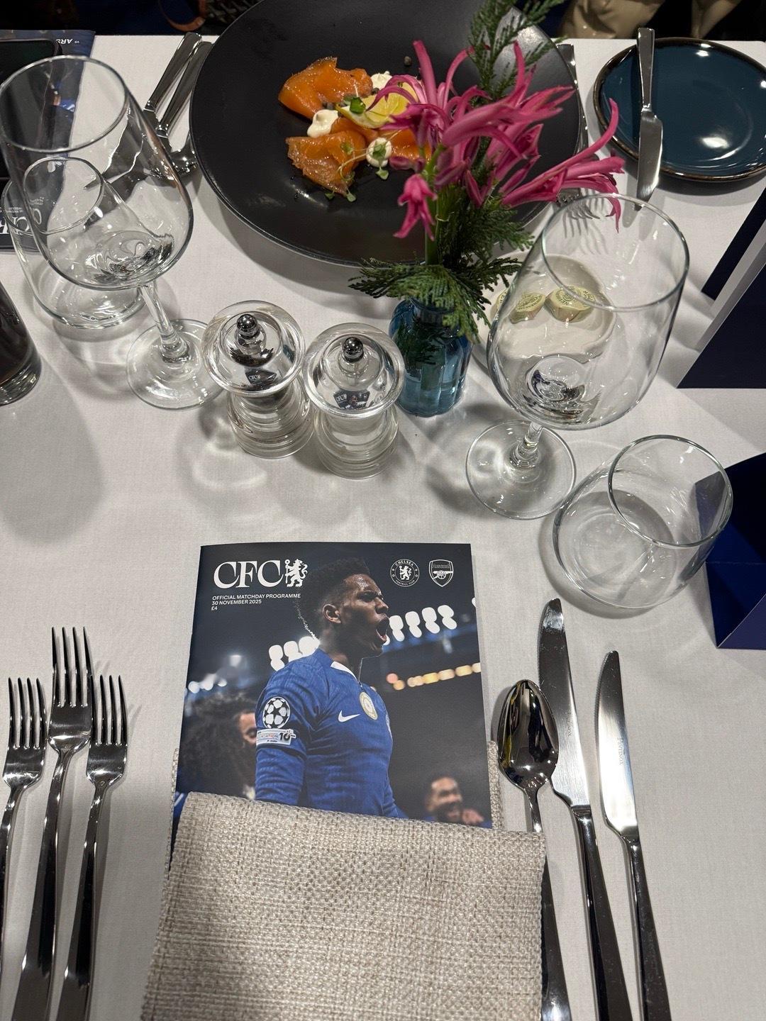 今天的赛刊是旺仔！静候比赛加油 英国·斯坦福桥球场