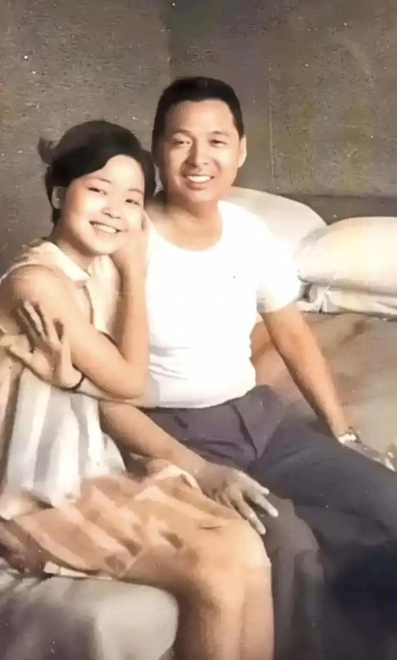 这张珍贵老照片是55年前照的，
当时只有17岁的邓丽君依偎在父亲身边，
脸上洋溢