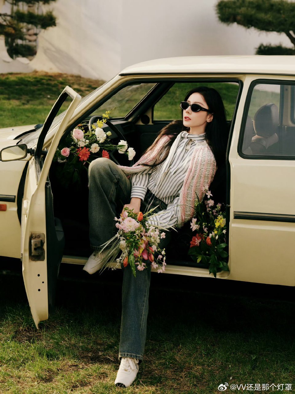 迪丽热巴巴黎时装周出图👇给世界一点黑长直美貌震撼👊👊👊 