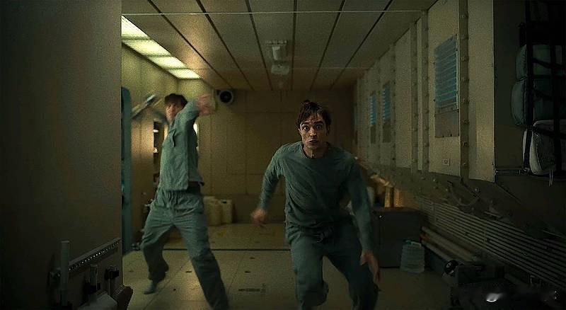 最近《后室》把不少年轻人“骗”进了影院。这电影营造出的诡异氛围确实很抓心。影片里