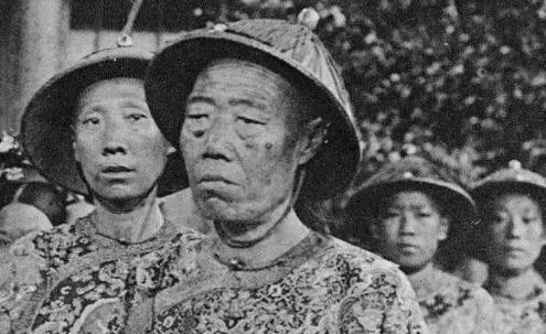 当年，八国联军侵华，慈禧太后、光绪皇帝仓皇逃出京城。晚上，李莲英服侍慈禧太后睡下