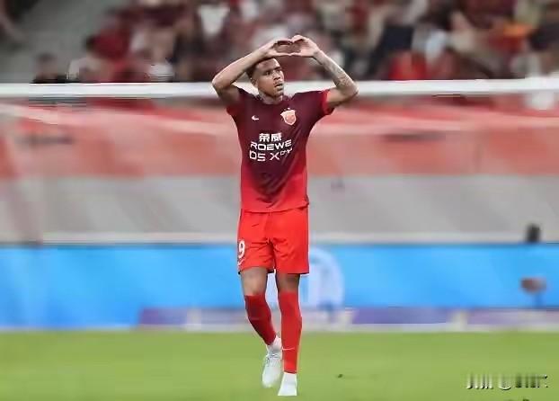 河南俱乐部前锋外援引进又有新消息。
巴西前锋古斯塔沃，有消息称曾看到其经纪人出去