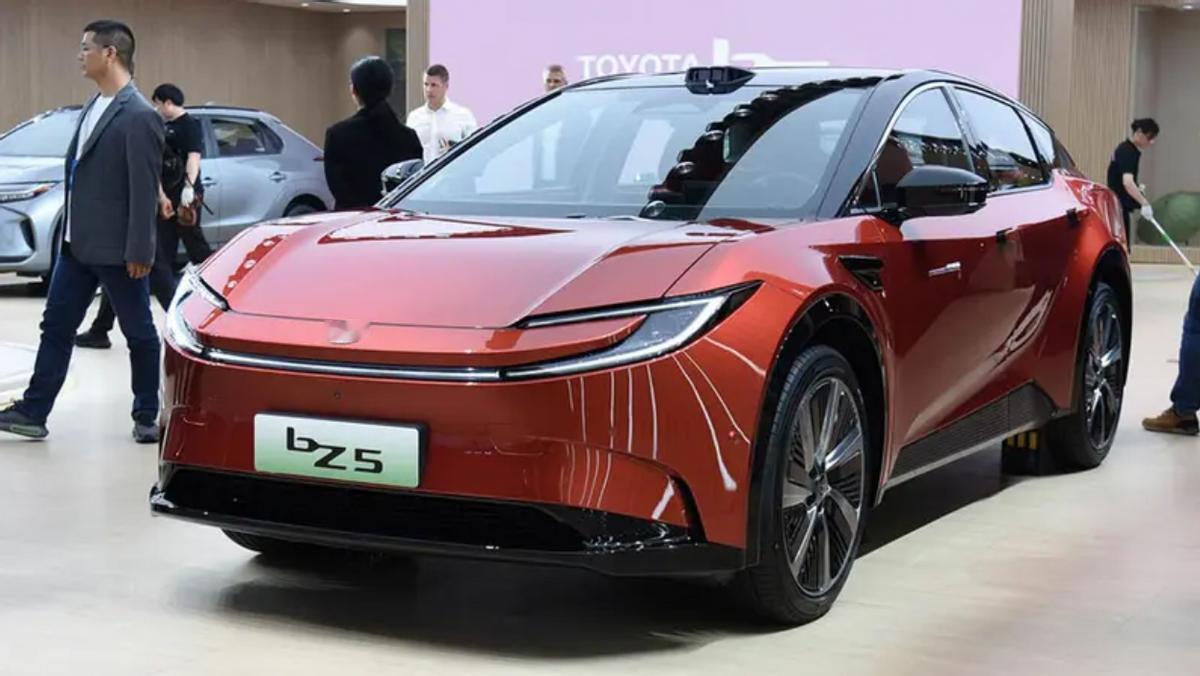 智电时代的汽车，在厂商们的“军备竞赛”下，已经逐渐演变为除了手机、电脑之外的第三