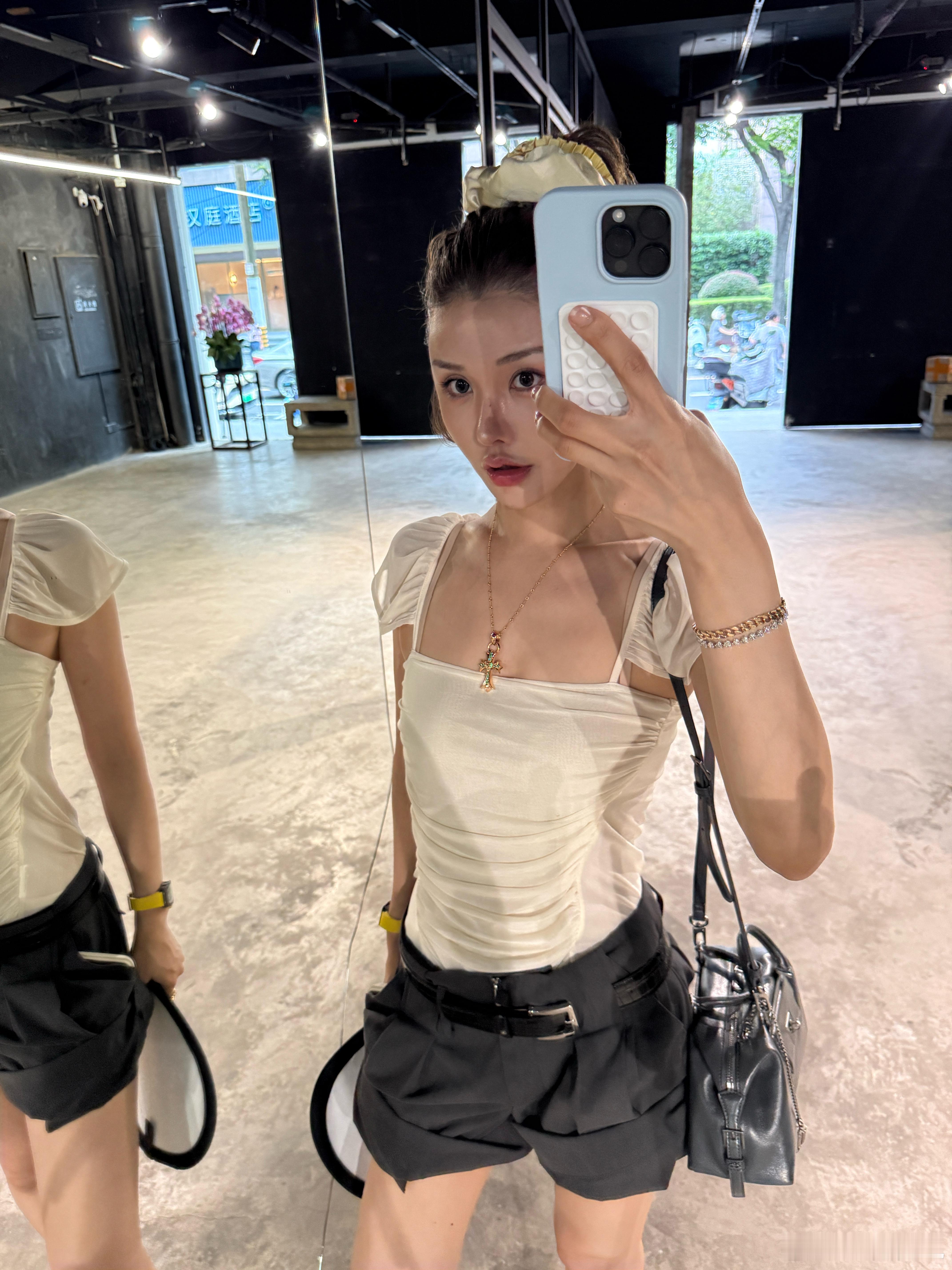 在上海的22 collection买的小上衣S码 松松软软有松紧 揪一个评论 