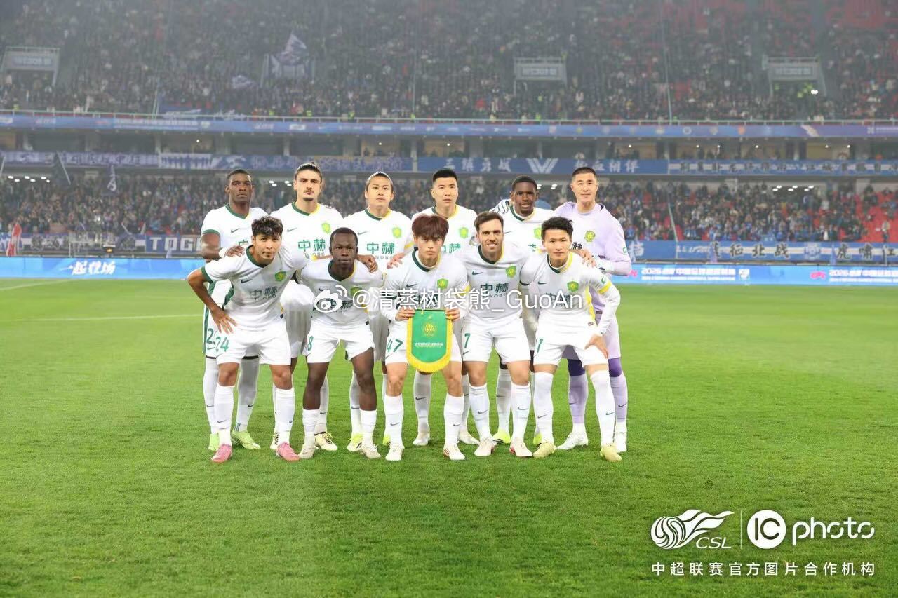 赛后官方采访提到了队里特意把队旗交给了邓捷夫，赛前合影也是让他站在了C位，给足了