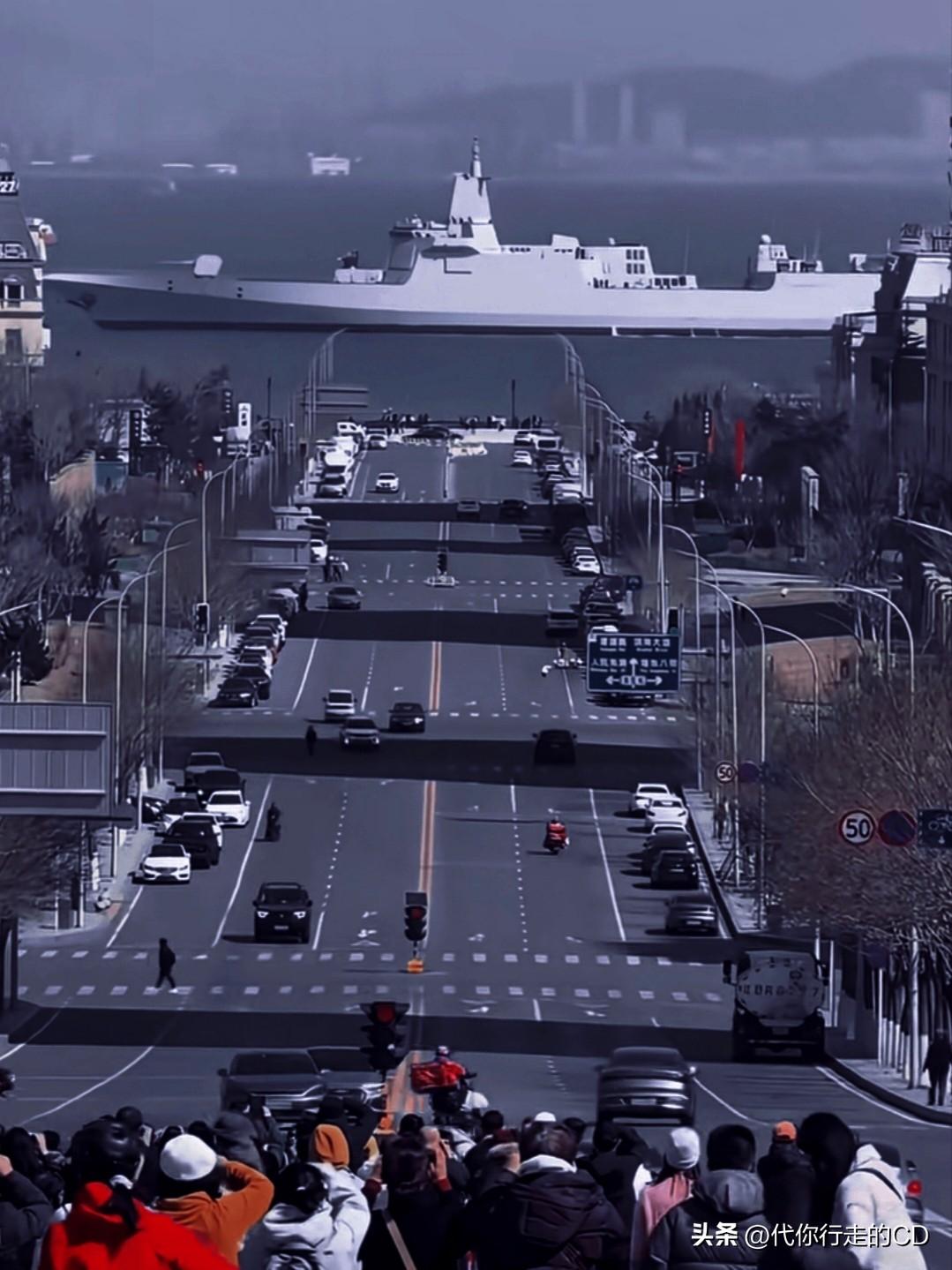 大连港东五街，看大船。
这一张照片拍得很有水平，
有暗黑滤镜下的那种压迫感!