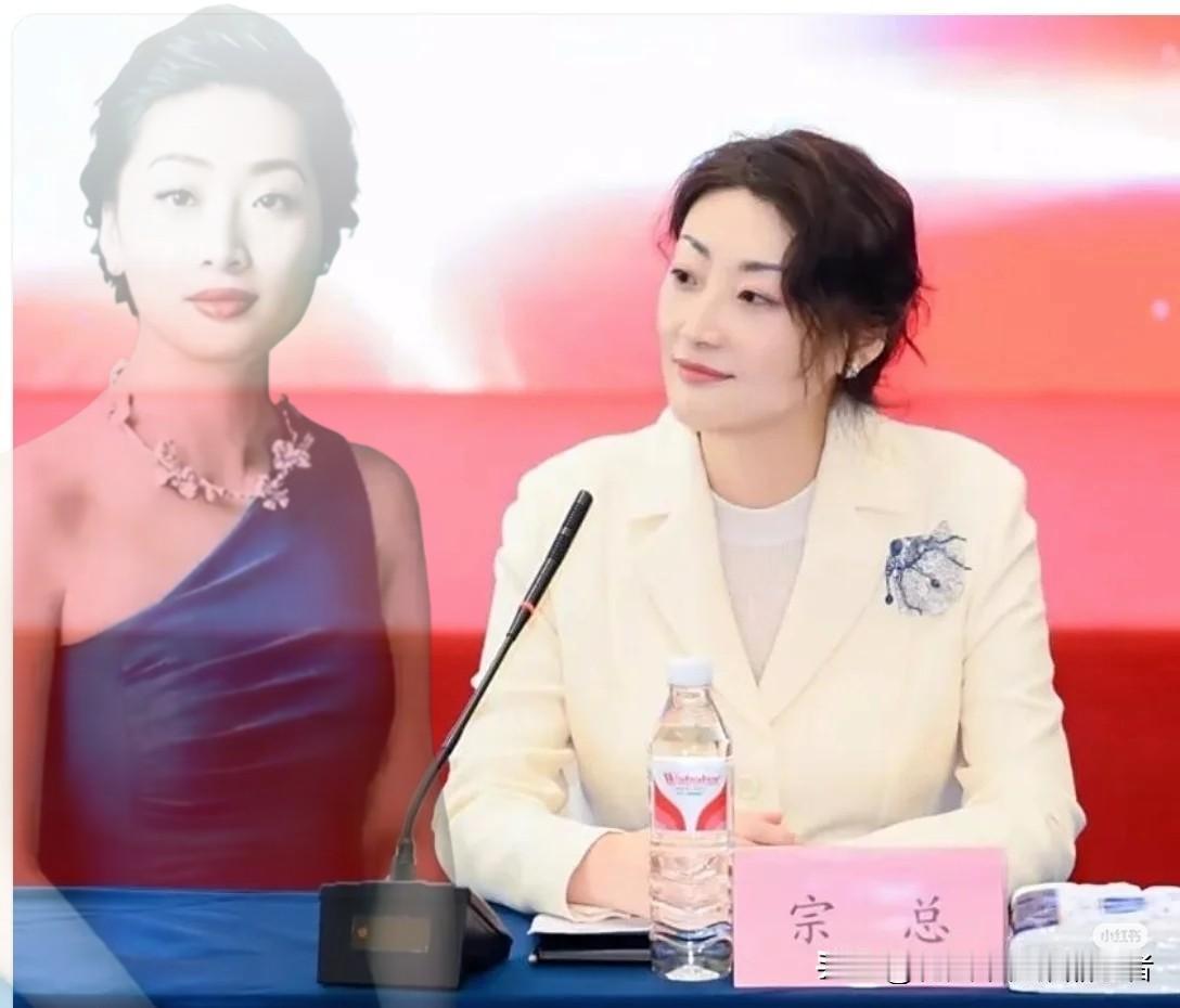 宗馥莉这么好的女孩！
一定要坚强啊！
老宗走后，她的处境变得微妙，据第一财经报道