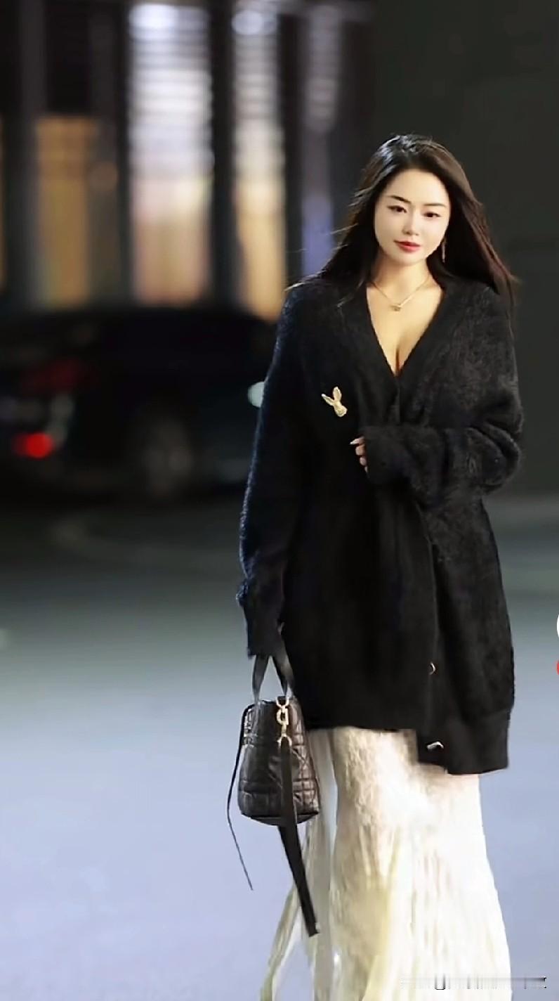 都市夜色中的时尚穿搭，优雅与自信并存。分享街头的时尚之美 如何成为一个时尚的女孩