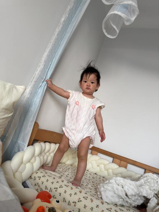 凌晨五点，睁开眼看见她这么盯着我