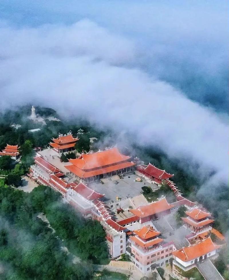 洞仙歌 · 谒天妃故里感赋
      
湄洲圣境，耸红墙金瓦。画栋雕梁锦帏挂。