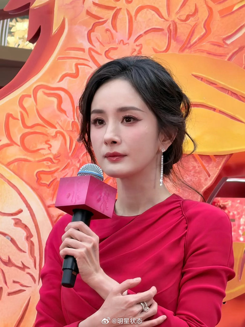 【杨幂生图】杨幂红裙杀疯，人间烈焰玫瑰。红裙衬傲骨，杨幂一出场，所有目光自动归位
