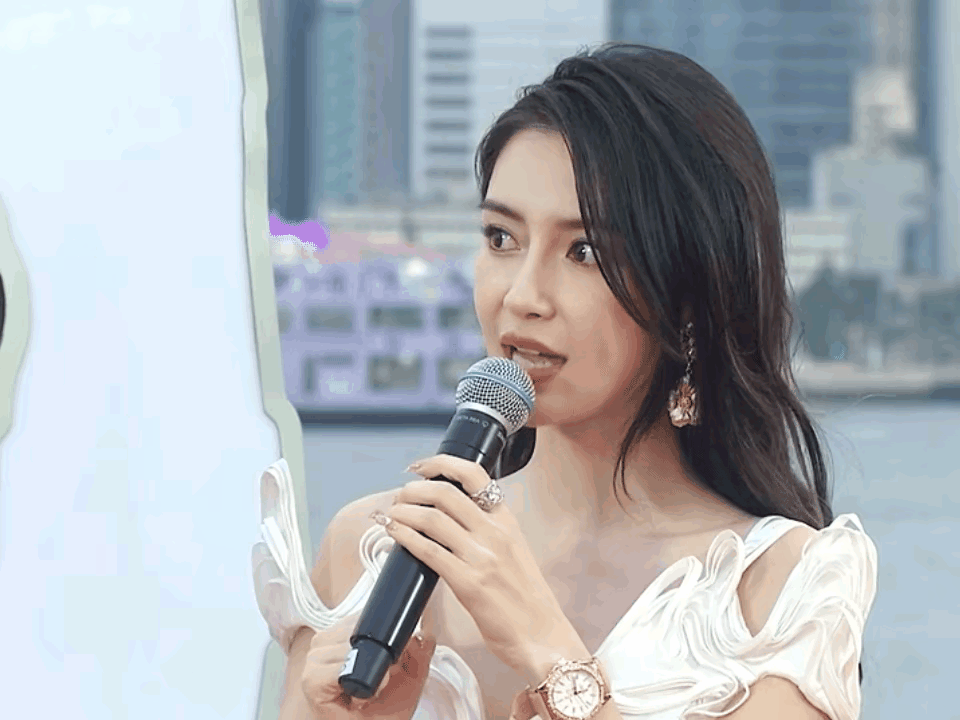 angle baby还是那么美！不知道黄晓明后悔了没？
#明星美不美# 
#哪位