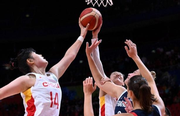 中国女篮长沙战巴西！刘禹彤张子宇双塔成内线“王炸”！

3月长沙，中国女篮对阵巴