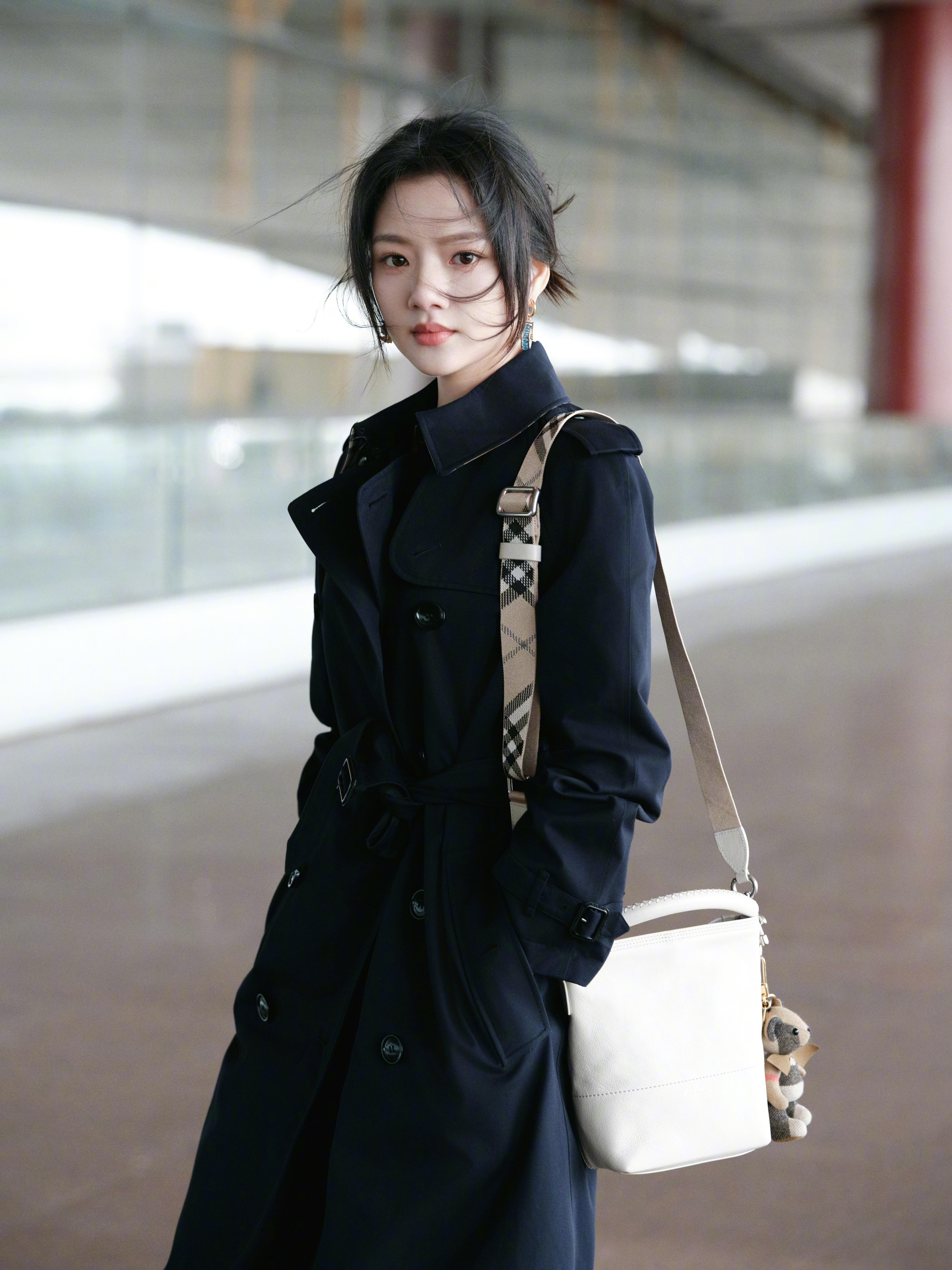 任敏出发伦敦时装周任敏出发伦敦时装周机场路透任敏机场造型封神！粉格围巾点缀温柔低