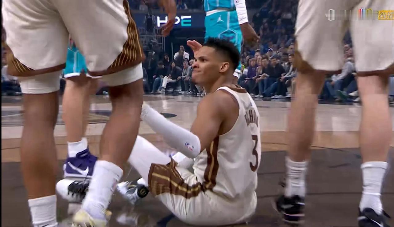 像，太像了，越看越像！
无论是长相，还是动作，都神似威少。之前理查德辫子头的时候