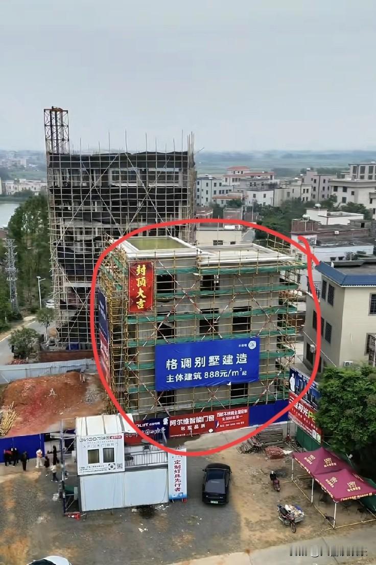 全红婵家别墅，终于露出庐山真面目了。

不过，这哪是什么高级别墅啊，就是农村普普