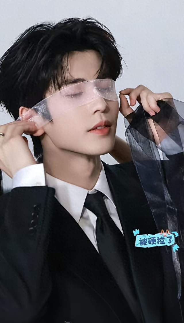 张凌赫10套造型混剪火了！这才是内娱男星的穿搭天花板