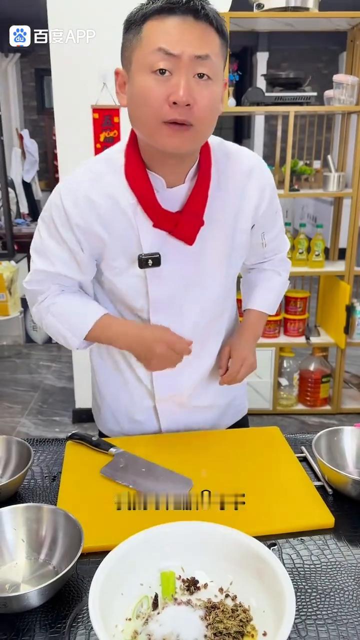 花椒泡豆腐。
·把大豆腐直接往开水里面一烫，水开转小火焯烫1分钟左右。
·水里面