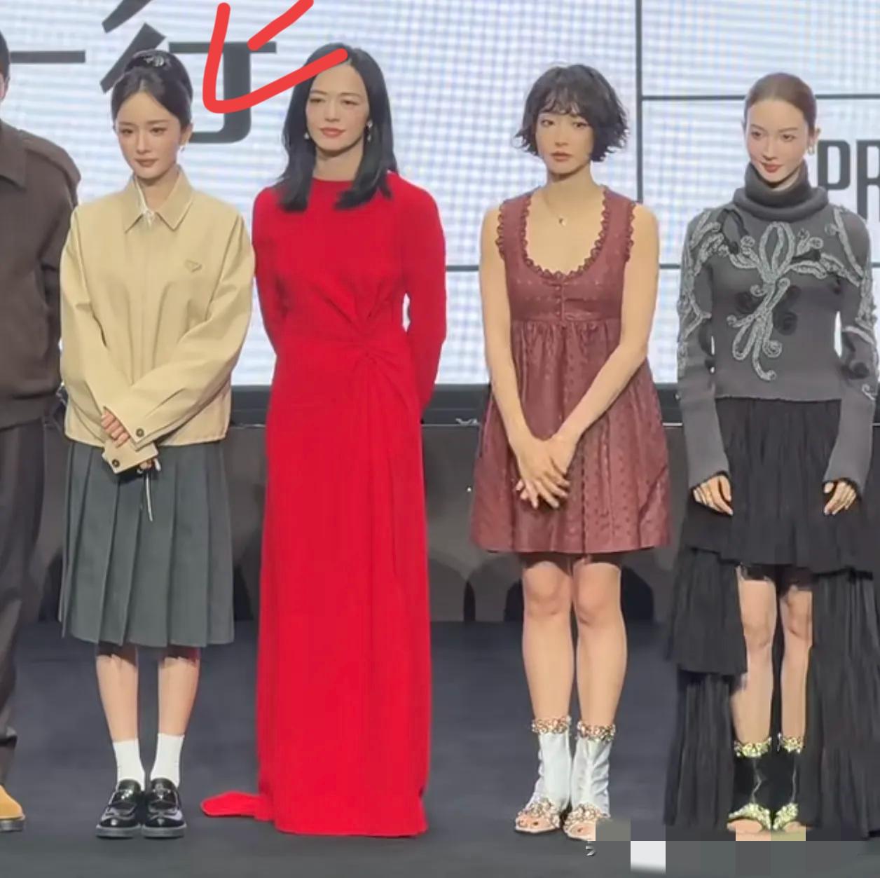 果然顶流女明星审美真的很牛，

不信你看杨幂，

不管是参加红毯还是晚会，基本每