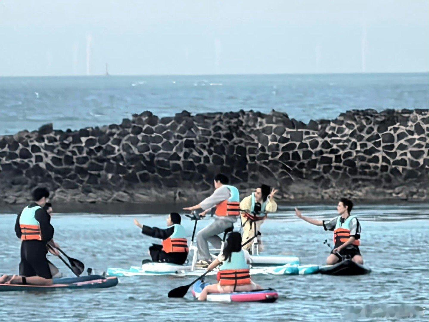 王鹤棣人夫变船夫昨天还搁菜市场买菜呢，今天就化身海上船夫了！王鹤棣人夫感少年感无
