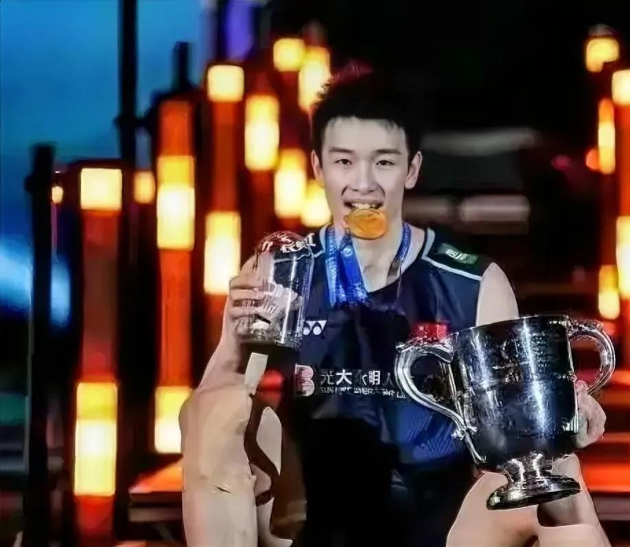 期待李诗沣破茧成蝶

羽毛球世锦赛男单1/8决赛即将开打，李诗沣挑战王子维。

