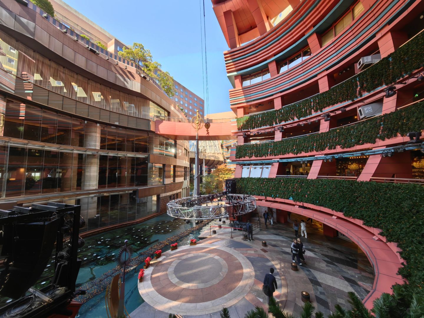 问：拆哥觉得望坛回迁房，以后能达到国瑞城回迁房这种温暖的邻里关系的状态吗？
拆哥...