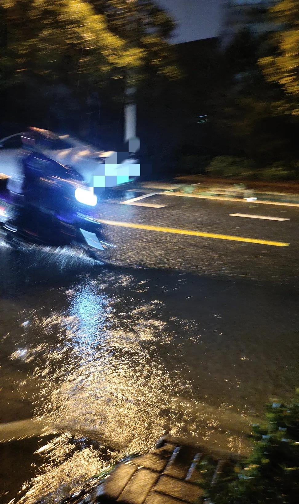 海南这几天受台风影响，连续下雨，白天晚上的下，而且还是大雨，小区院子里面，道路上