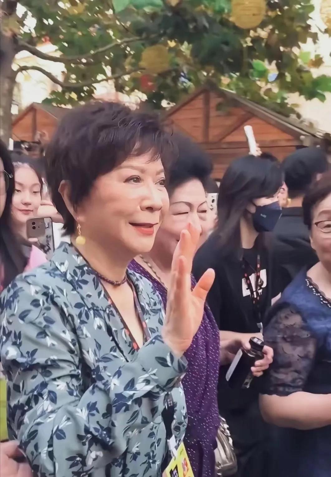 近期，许久不见的蔡明再度出现，一出现便引起大家的关注。

图片中可以看出蔡明所到