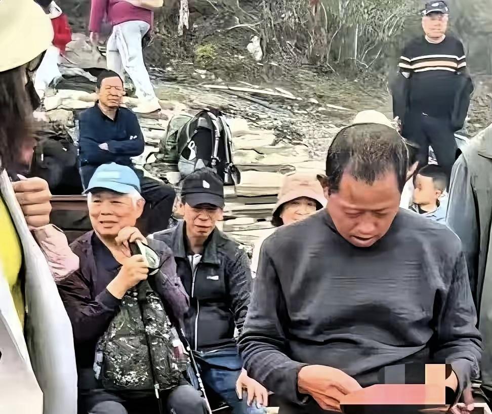 梵净山轿夫与游客的暖心瞬间

贵州梵净山，两名轿夫坐在路边，眼巴巴看着游客走过，