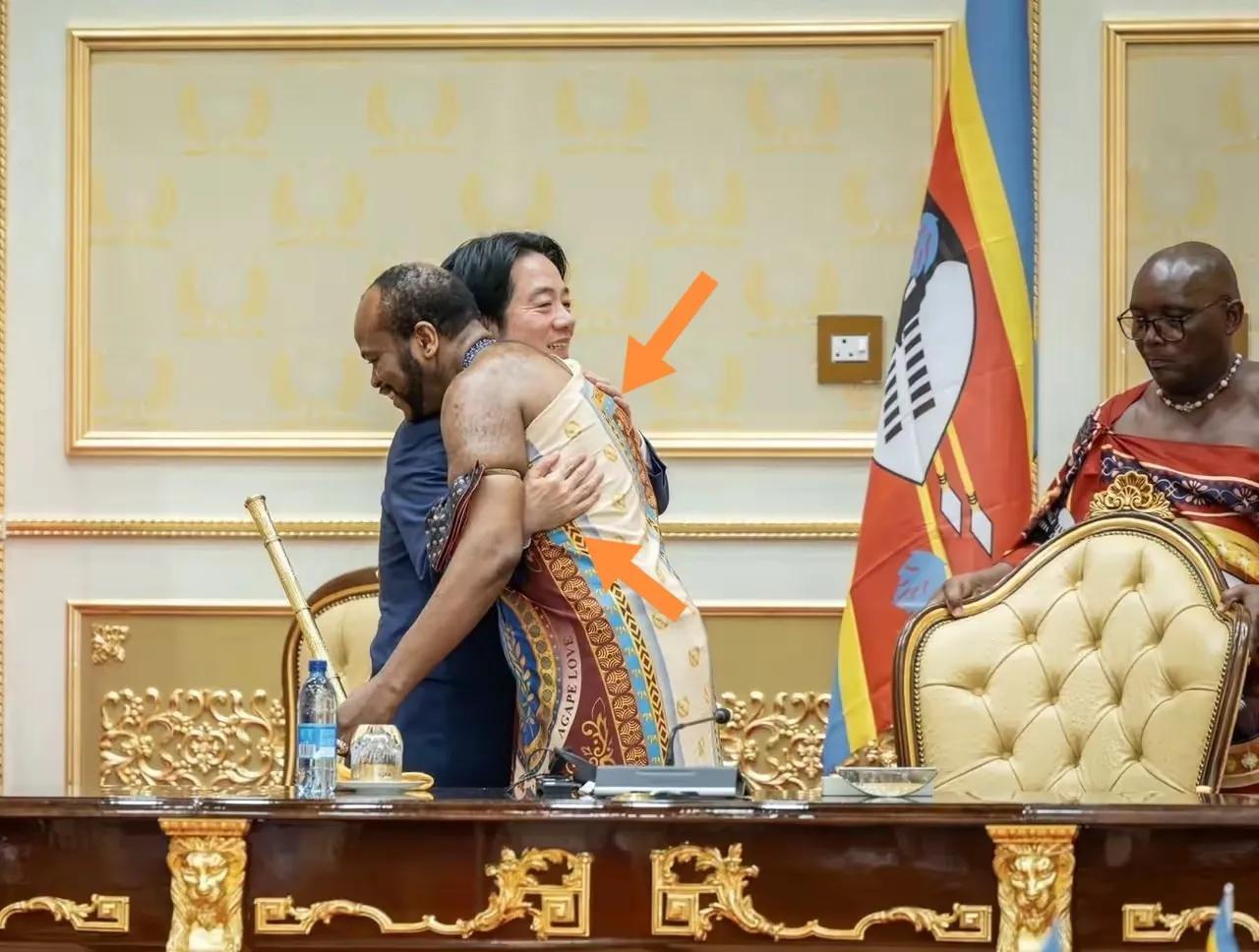 台湾省赖清德熊抱国王。
