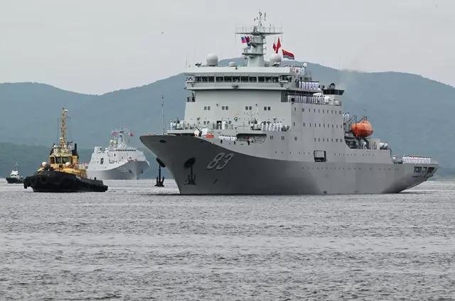中国万吨巨舰首次访俄！不带导弹却让俄军开眼界
中俄海军教学差距？俄军老训练舰服役