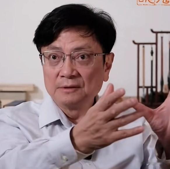 名人眼中的Al。

郑强教授：“Al和人工智能作为人思考应用的一个方法的参考，但