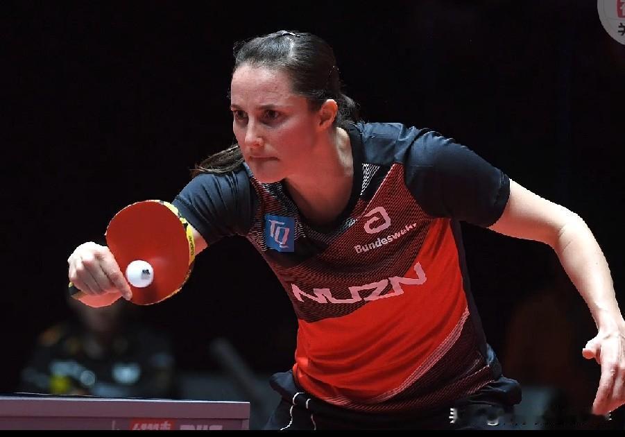 乒乓球混合团体世界杯第二轮循环赛第六轮，德国队VS中国香港队。
  第二盘沙滨•