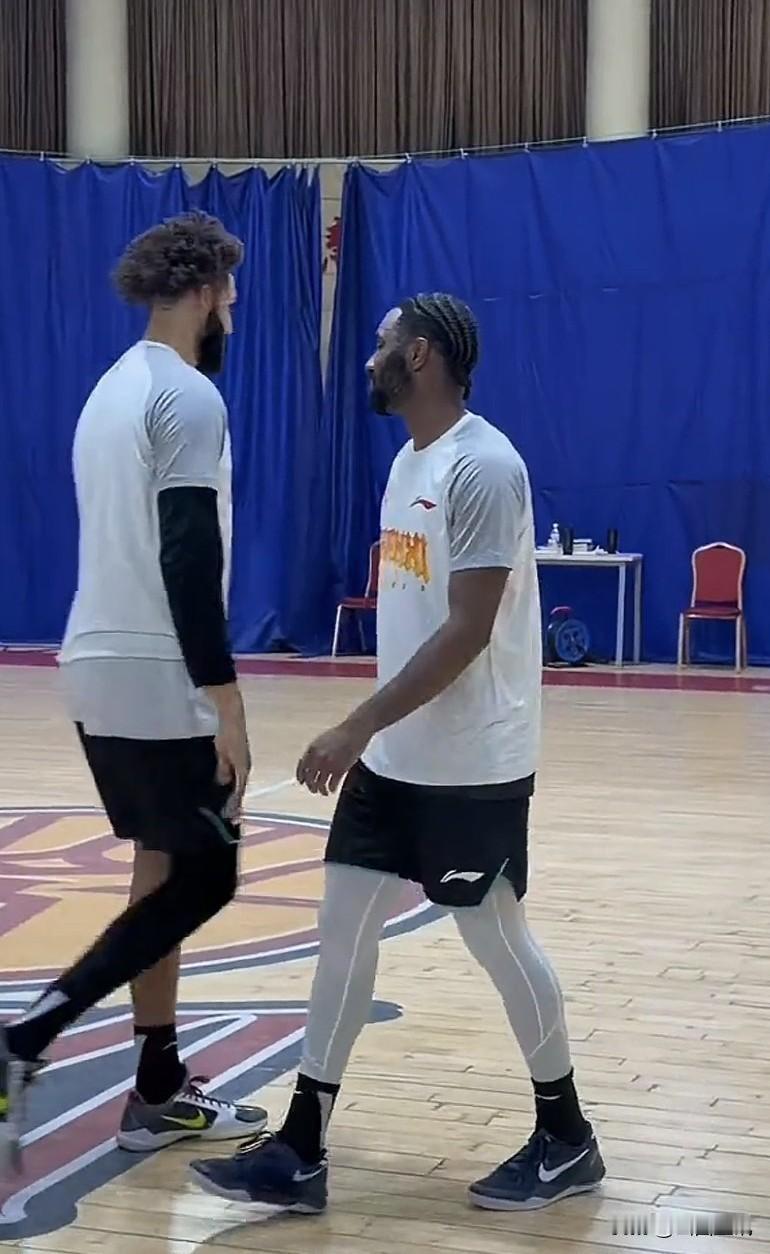 山西汾酒男篮双外援首次在训练场合体亮相！来到国内倒了时差的山西汾酒男篮外援杰伦.