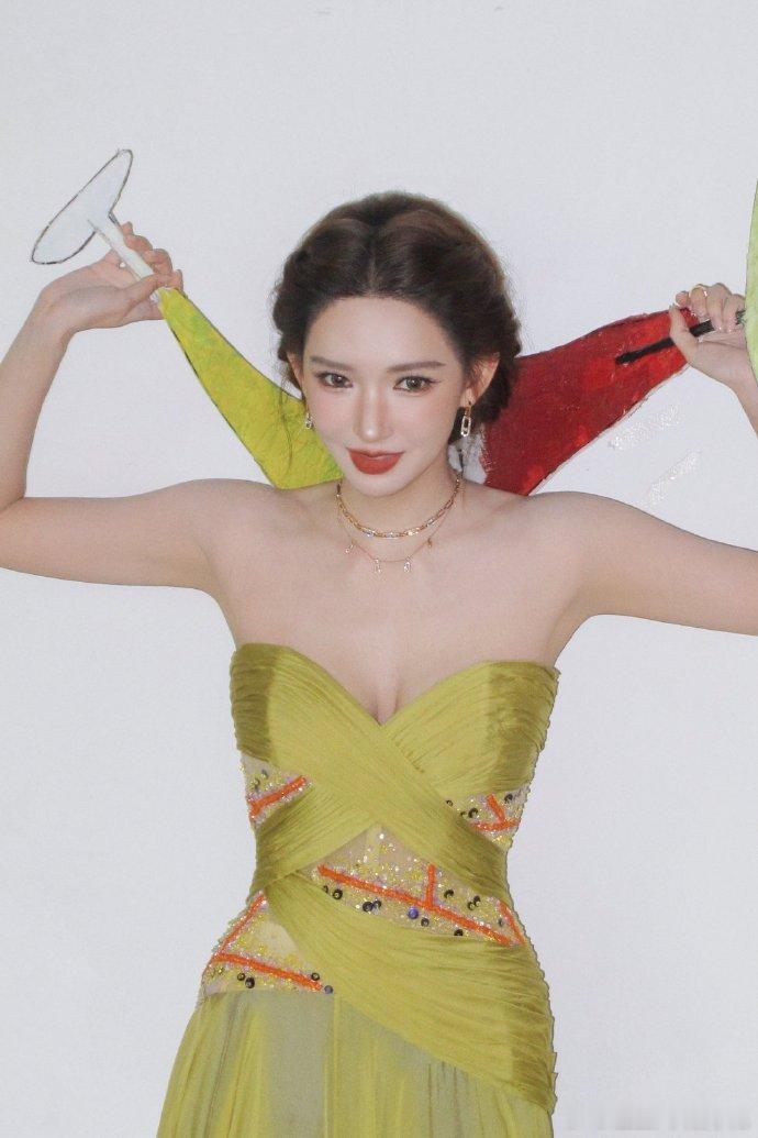 杨子姗绝对就是美的我一大跳呀，黑色的长裙也太好看了吧，露肩的造型很有高级的电影感
