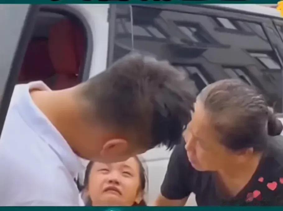 “泪崩了！”一大马路临时停车位上，
一名男子打开车门准备上车，忽然跑来一名小女孩